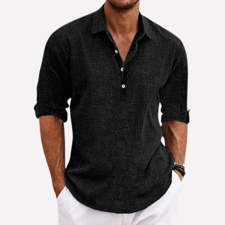 Basic herre poloskjorte, kortermet og stilren. Et must for menns garderobe, egnet for hverdag og allsidig bruk.