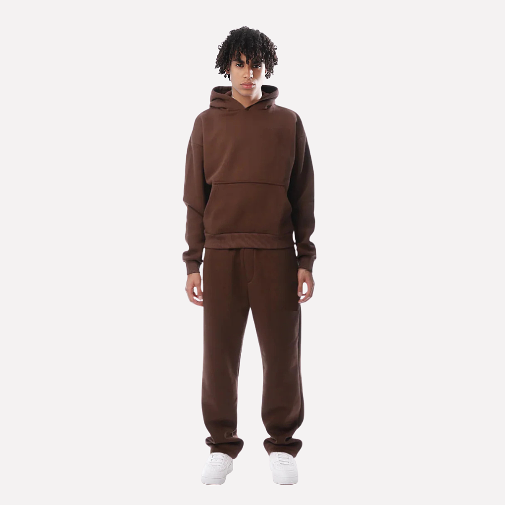 Detaljbilde av myk stoff på unisex treningsdrakt. Pustende og komfortabelt aktivtøy for alle aktiviteter.