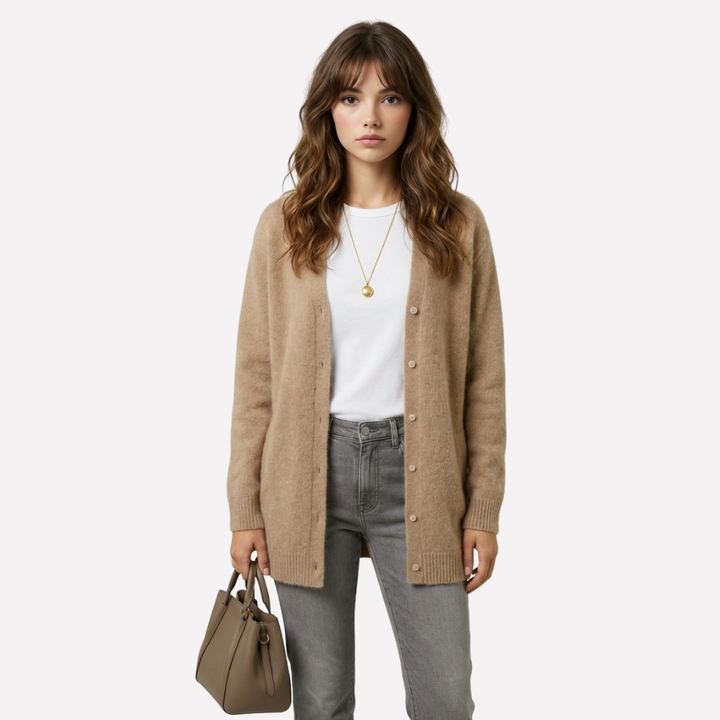 Myk og elegant strikkejakke for kvinner i løs passform. Komfortabel cardigan, perfekt til høst/vinter.