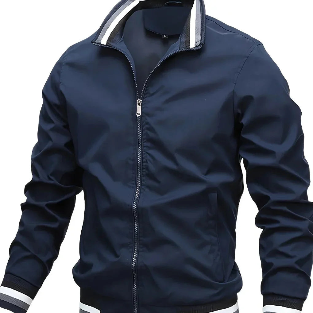 Motebevisst herre overgangsjakke i sporty casual stil. Komfortabel jakke med krage og glidelås for allsidig bruk.