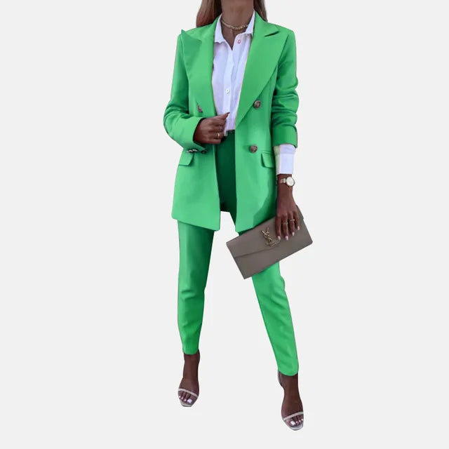 Profesjonelt dame kontorantrekk: elegant blazer og buksesett.