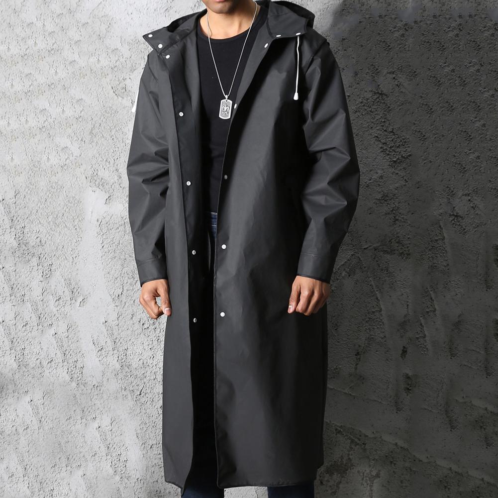 Svart lang herrejakke med hette og knapper, perfekt for casual vår- og høstbruk