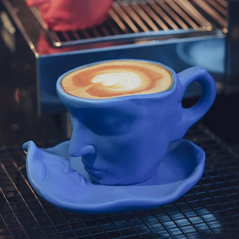 Stilig keramisk tekopp med kreativt kyssende ansiktsdesign. Perfekt for en koselig kaffestund.