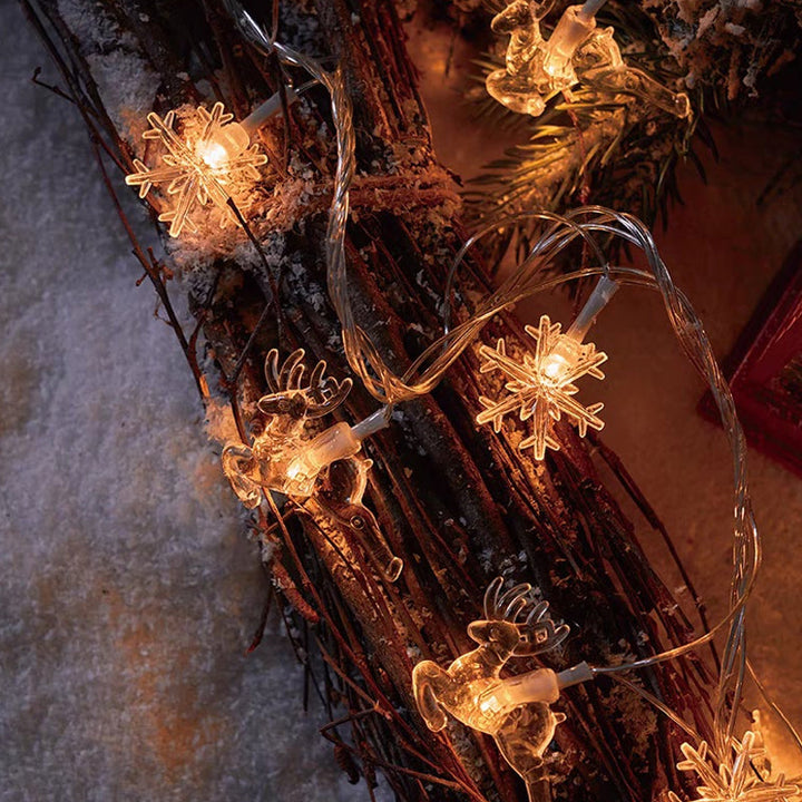 Festbelysning med LED snøfnugglys i hagen, perfekt for utendørs juledekorasjon.