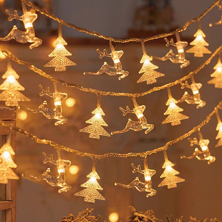 Nærbilde av glitrende varmgule LED snøfnugglys for juledekorasjon hjemme.
