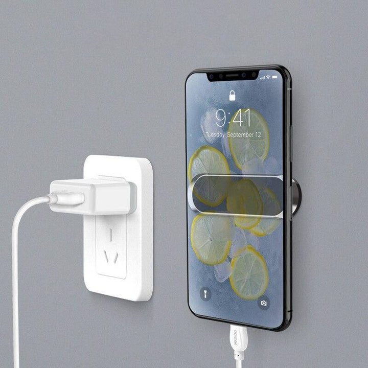 Sterk magnetisk telefonfeste holder smarttelefonen sikkert i en 360° roterbar bilholder på dashbordet. Gjenbrukbar.