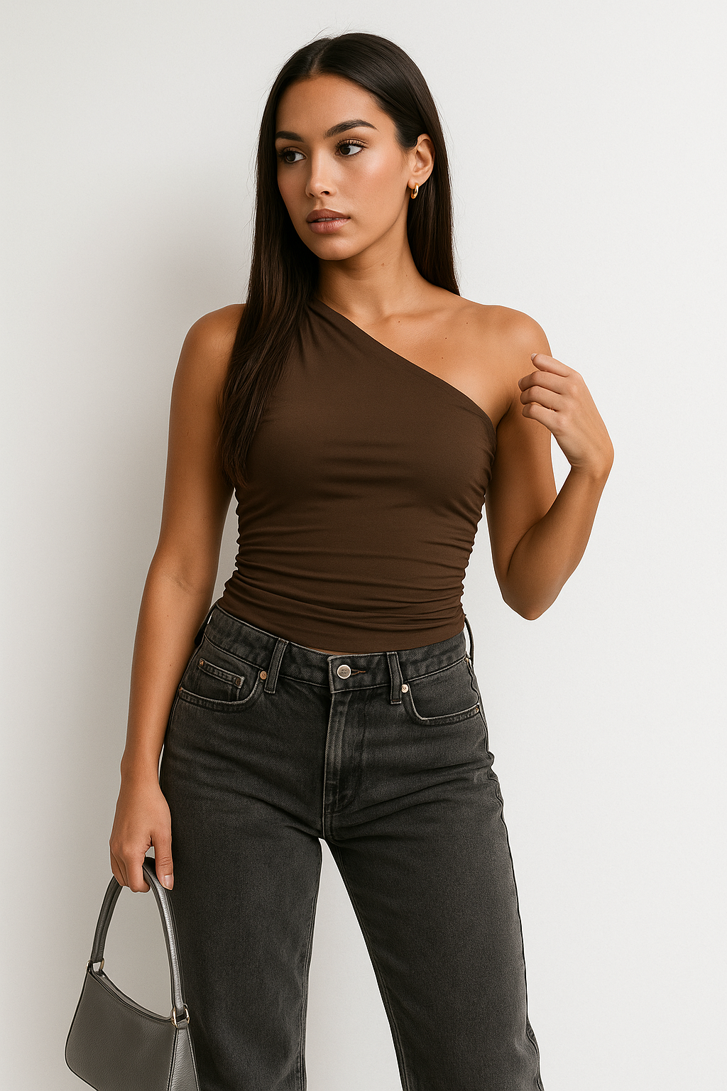 Unik asymmetrisk én-skulder tanktopp. En moderne dametopp som løfter sommerantrekket med stil.