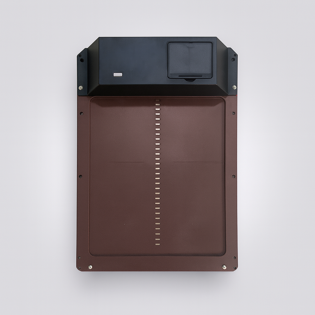 Værbestandig automatisk hønsehusdør for høns, med robust design og smart timer/lyssensor-funksjon.