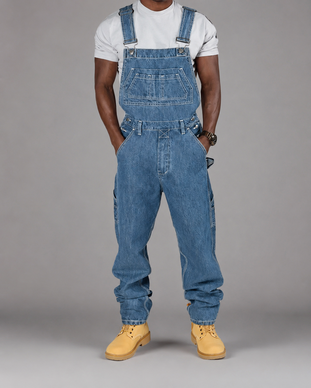 Trendy menns jumpsuit. Unike skjøtedetaljer gir en moderne og komfortabel stil for fritidsbruk.