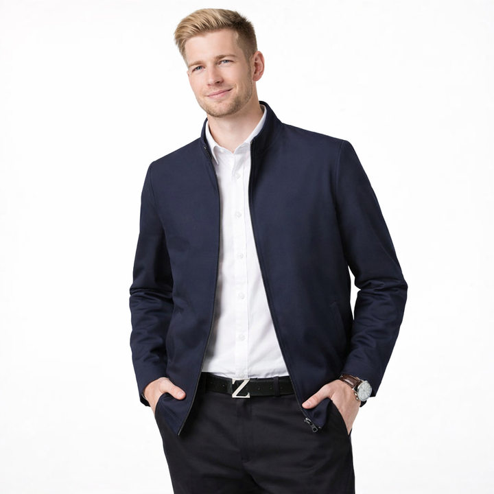 Mann modell i klassisk dressjakke. Formell businessjakke for kontor, elegant vår/høst bekledning.