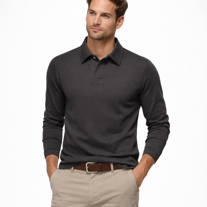 Klassisk hvit herre polo skjorte med diskret broderi. Perfekt for en stilren hverdagslook.