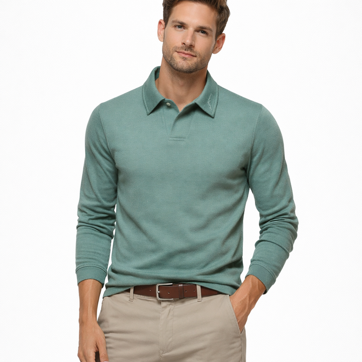 Marineblå herre polo skjorte med broderi. Myk bomullsblanding for høy komfort og elegant stil.