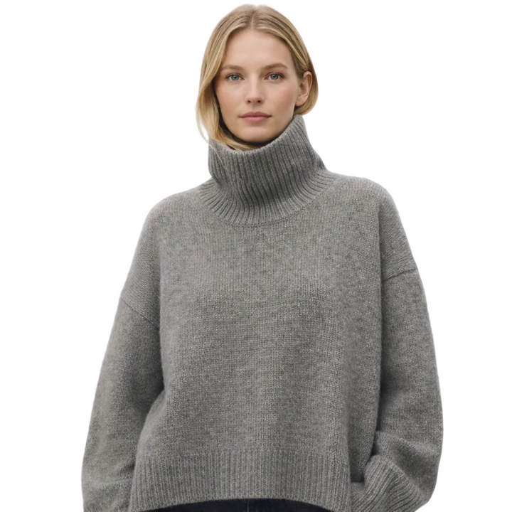 Luksuriøs tykk kasjmirgenser for kvinner med høy hals. Myk, varm strikkegenser, perfekt for elegant damemote.