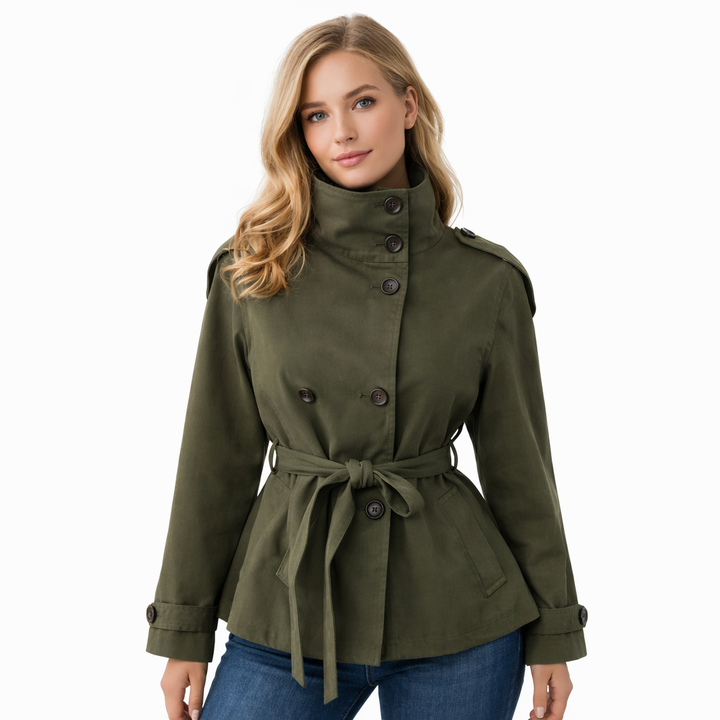 Motebevisst kort trenchcoat for kvinner. Tidløs ytterjakke med skulderklaffer og belte for en elegant silhuett.