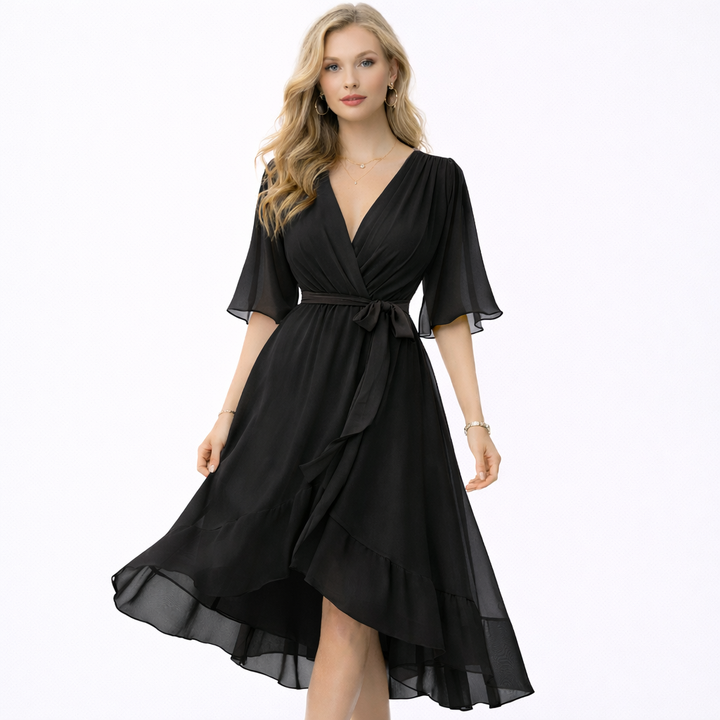 Pustende sommer maxikjole i bohemsk stil. V-hals og knyting i midjen for elegant look.