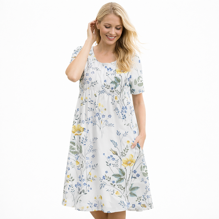 Komfortabel dame sommerkjole med fargerikt blomsterprint, vidt skjørt og korte ermer. Perfekt hverdagskjole.