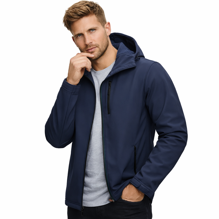 Sporty herrejakke i softshell. Hette, fleecefôret. Utmerket turklær og arbeidsklær for utendørs bruk.