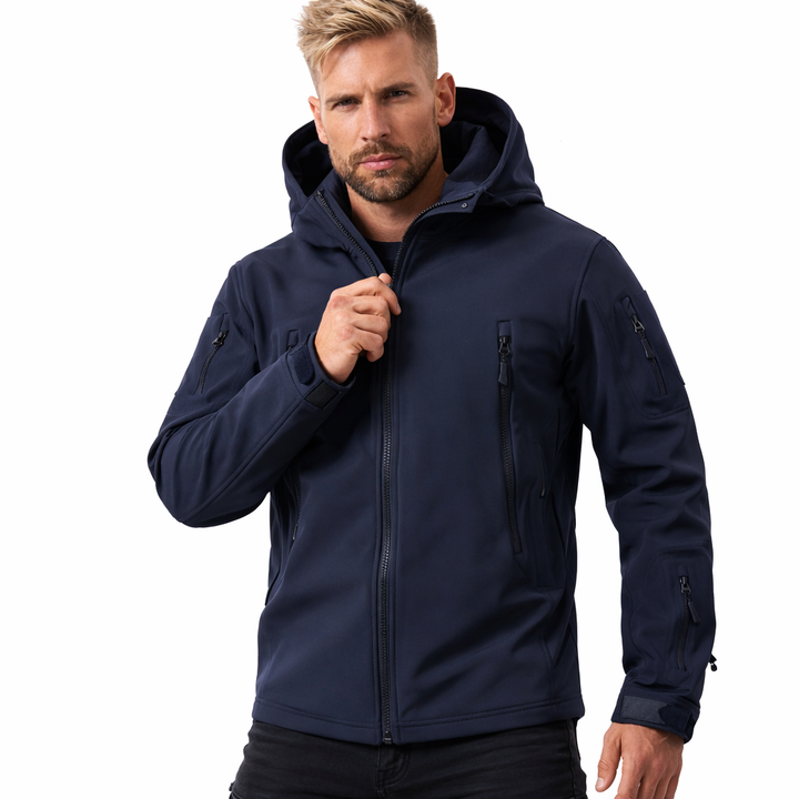 Nærbilde av hette og glidelås på menns vanntett softshell jakke. Varm, vindtett turjakke.
