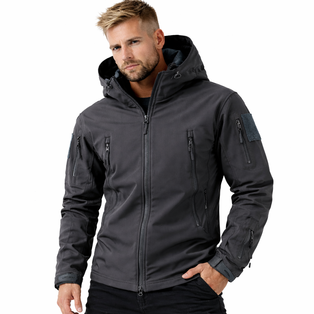 Mann i vanntett softshell turjakke med hette. Varm herrejakke perfekt for fjelltur om vinteren.