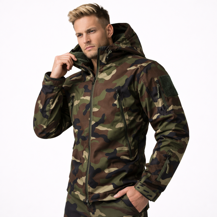 Allsidig herre softshell jakke med hette. Vanntett, varm og slitesterk for alle utendørsaktiviteter.
