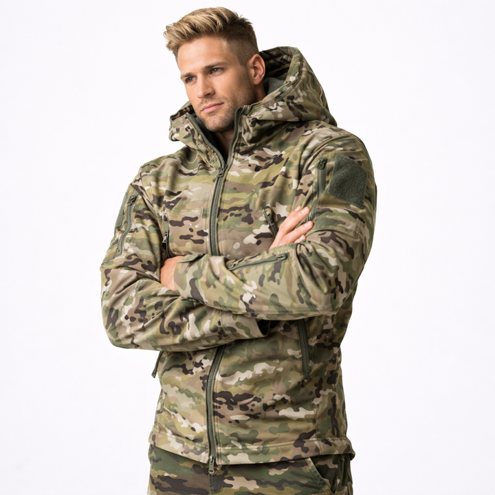 Detaljbilde av vanntett glidelås på herre softshell jakke. Taktisk, varm og funksjonell jakke.