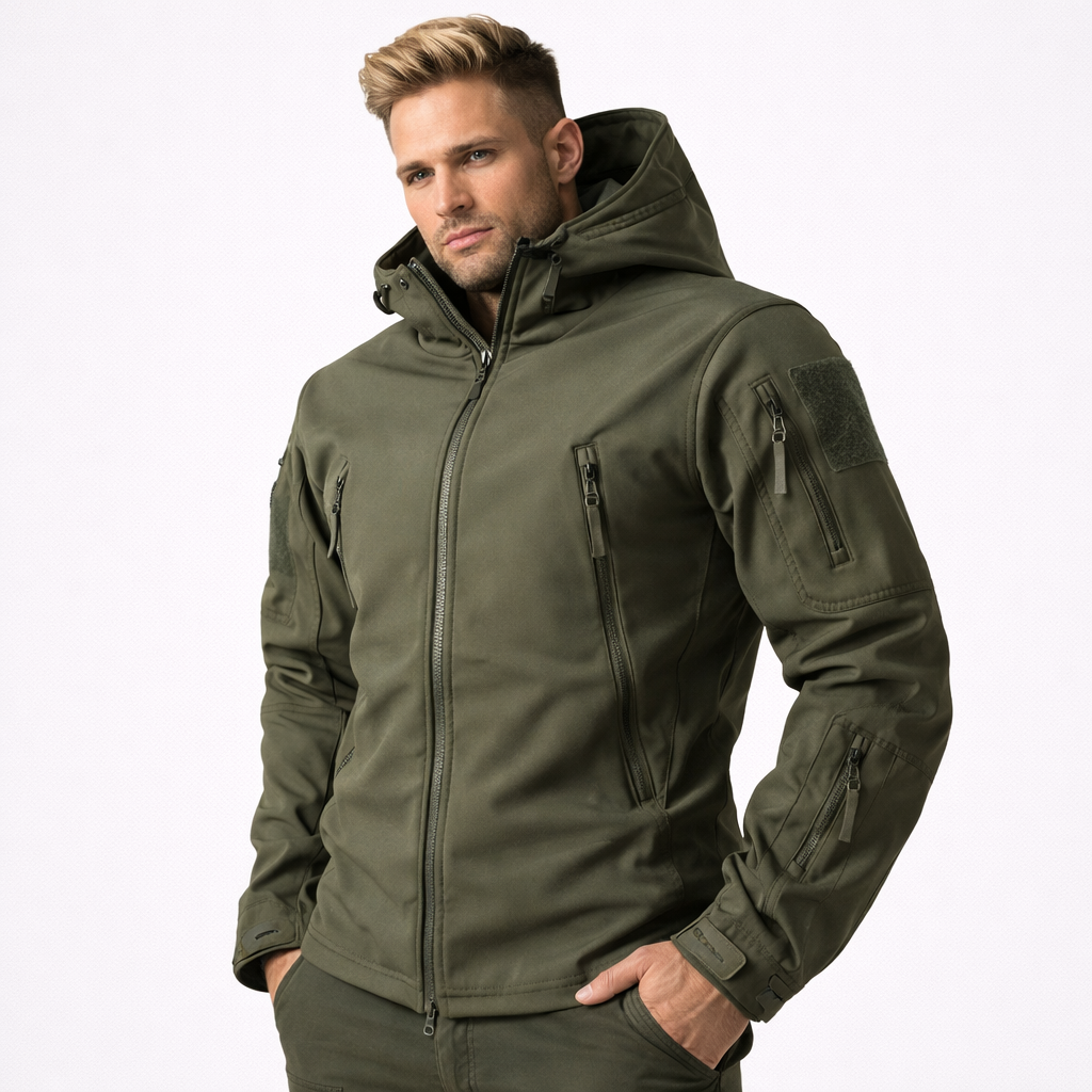 Ryggside av taktisk herre softshell jakke. Med justerbar hette, vanntett og vindtett for optimal beskyttelse.