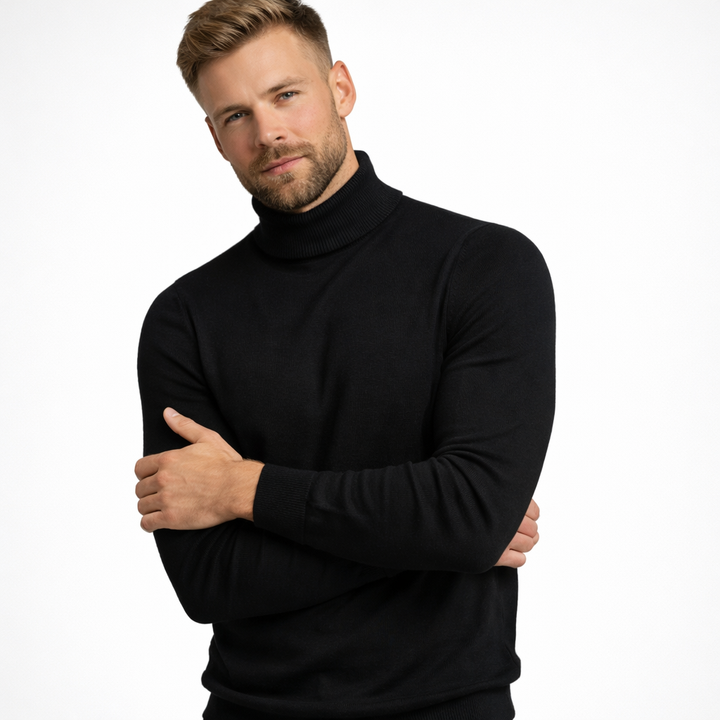 Mann iført elegant svart høyhalset genser. Perfekt basisplagg og vintergenser for menn.