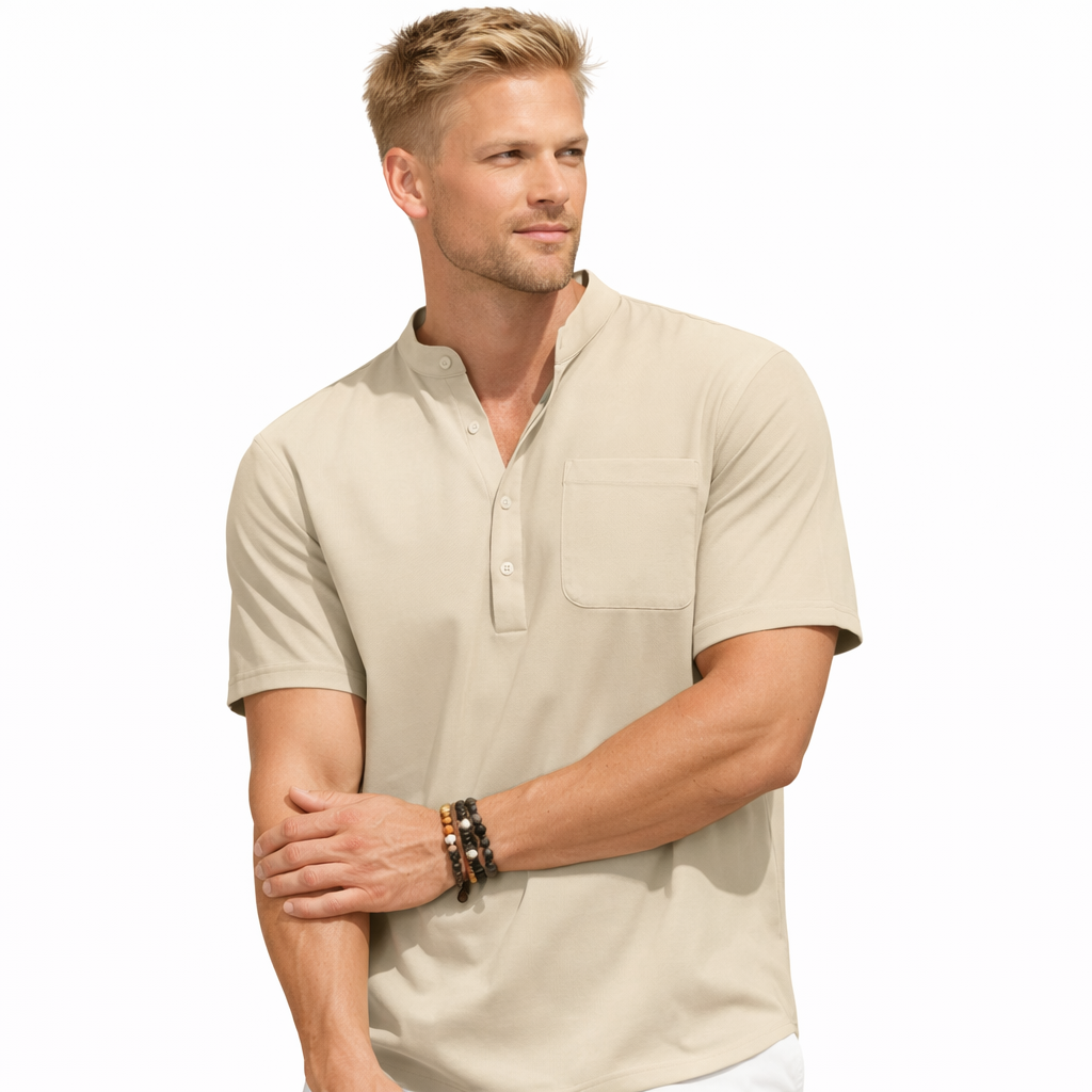 Moderne Henley-skjorte i bomull med korte ermer. Casual sommerstil for menn, perfekt for ferie.