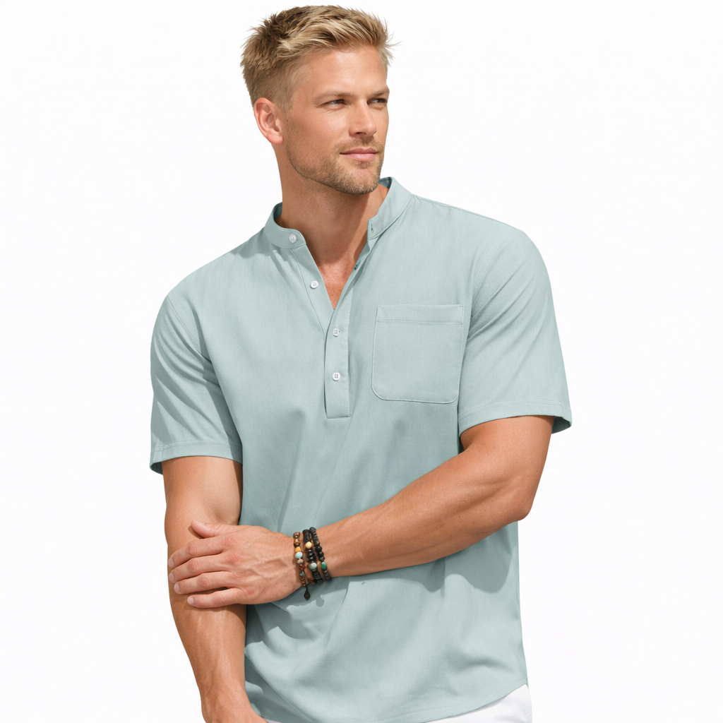Herreskjorte i Henley-stil med korte ermer og lommer. Komfortabel bomullsskjorte for en avslappet sommer.