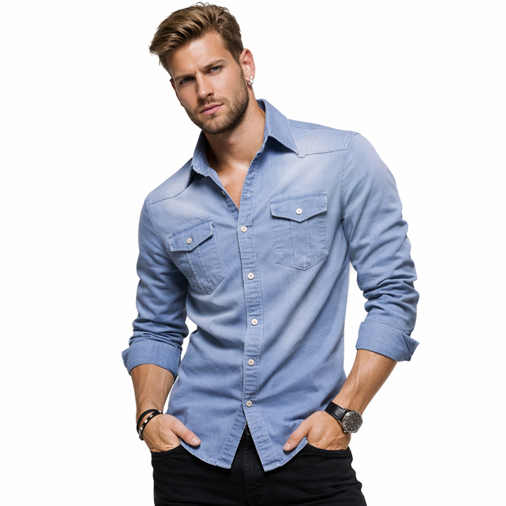 Mann i moteriktig slim fit denimskjorte, viser klassisk cowboy-stil og komfortabel passform.