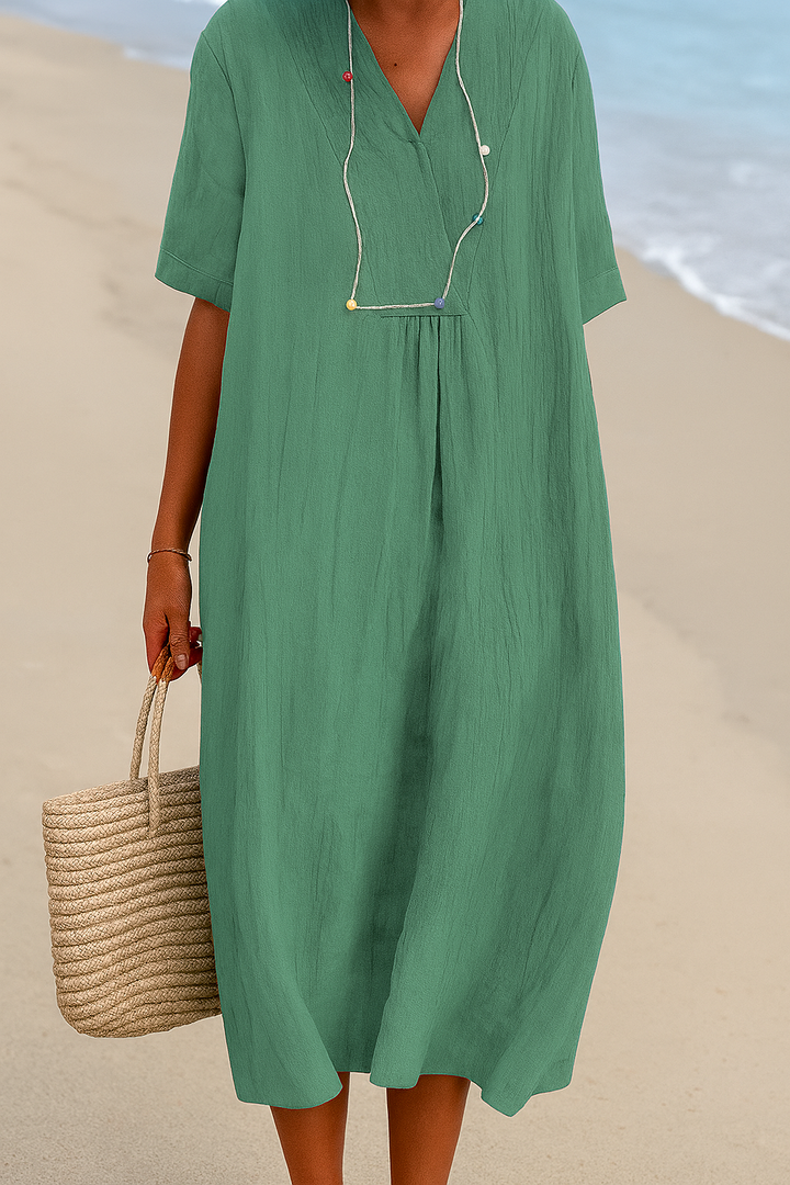 Komfortabel dame strandkjole med V-hals og korte ermer, perfekt for avslappede sommerdager.