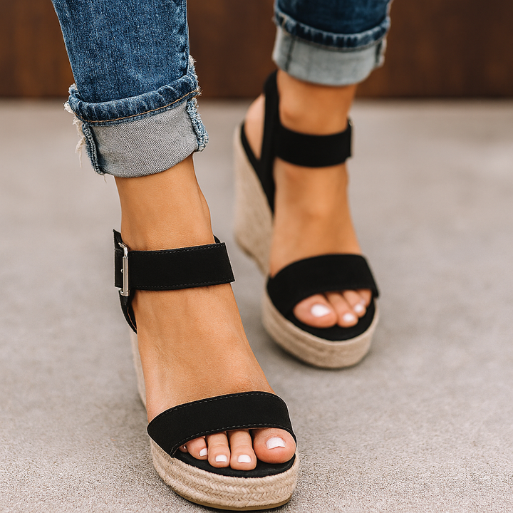 Elegante damesandaler med kilehæl, åpen tå og espadrille-design. Komfortable sandaler for sommer og ferie i brun eller svart.