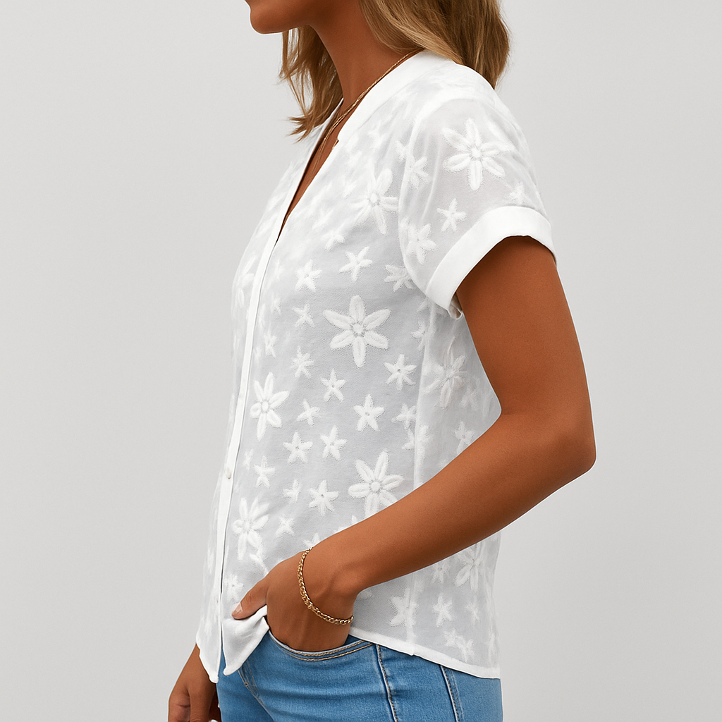 Kvinners hvite blomstrete bluse med kortermet design og v-hals, perfekt for en casual vår- og sommerlook.