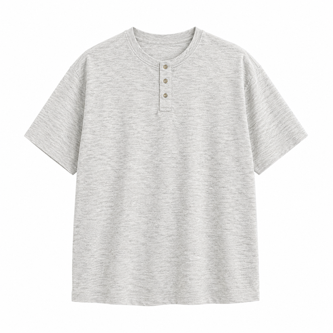 Komfortabel herre Henley t-skjorte i mykt stoff med kortermet design og trendy lag-på-lag look.