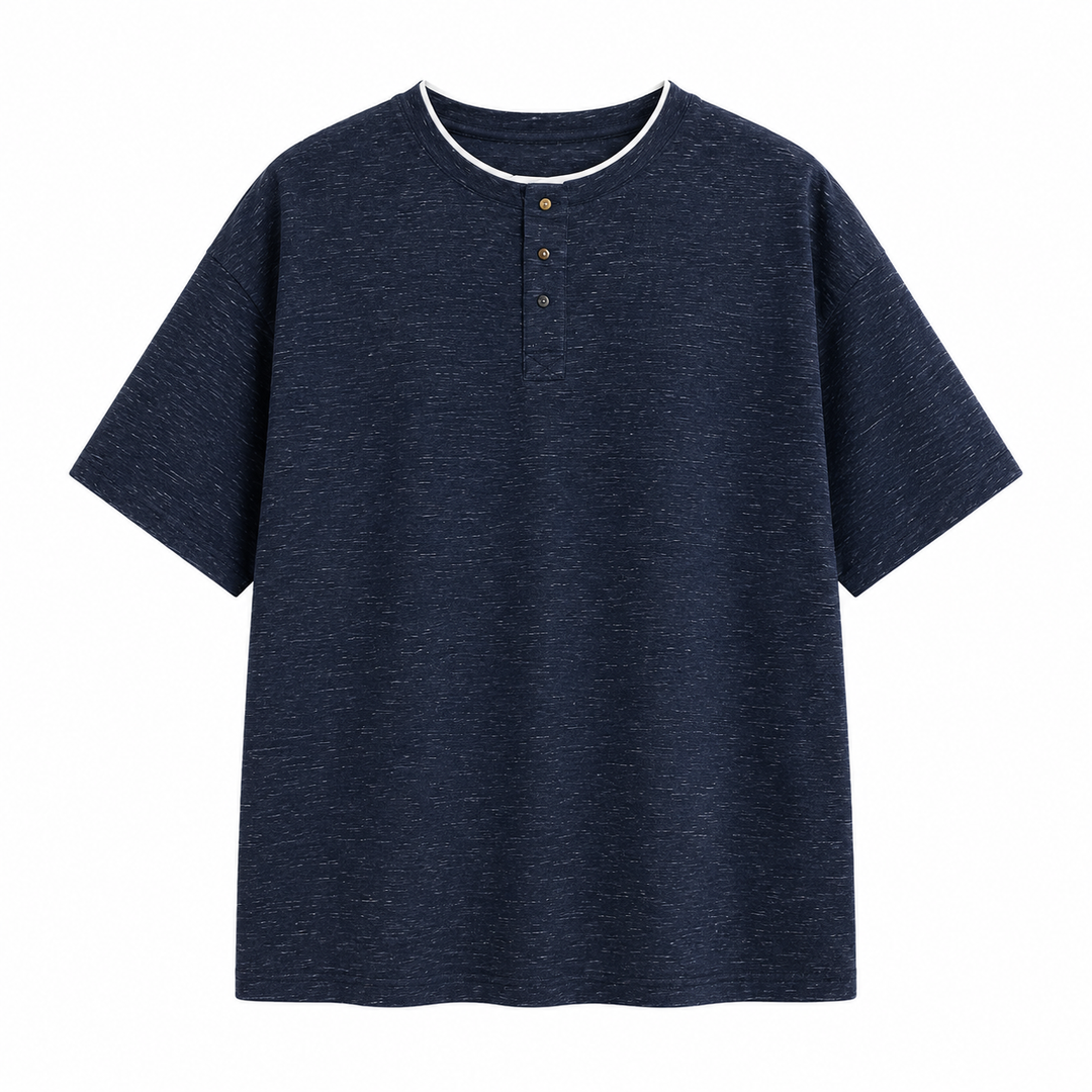 Stilren herre Henley t-skjorte, perfekt for fritid og vår-/sommerdager med sitt kortermede lag-på-lag design.