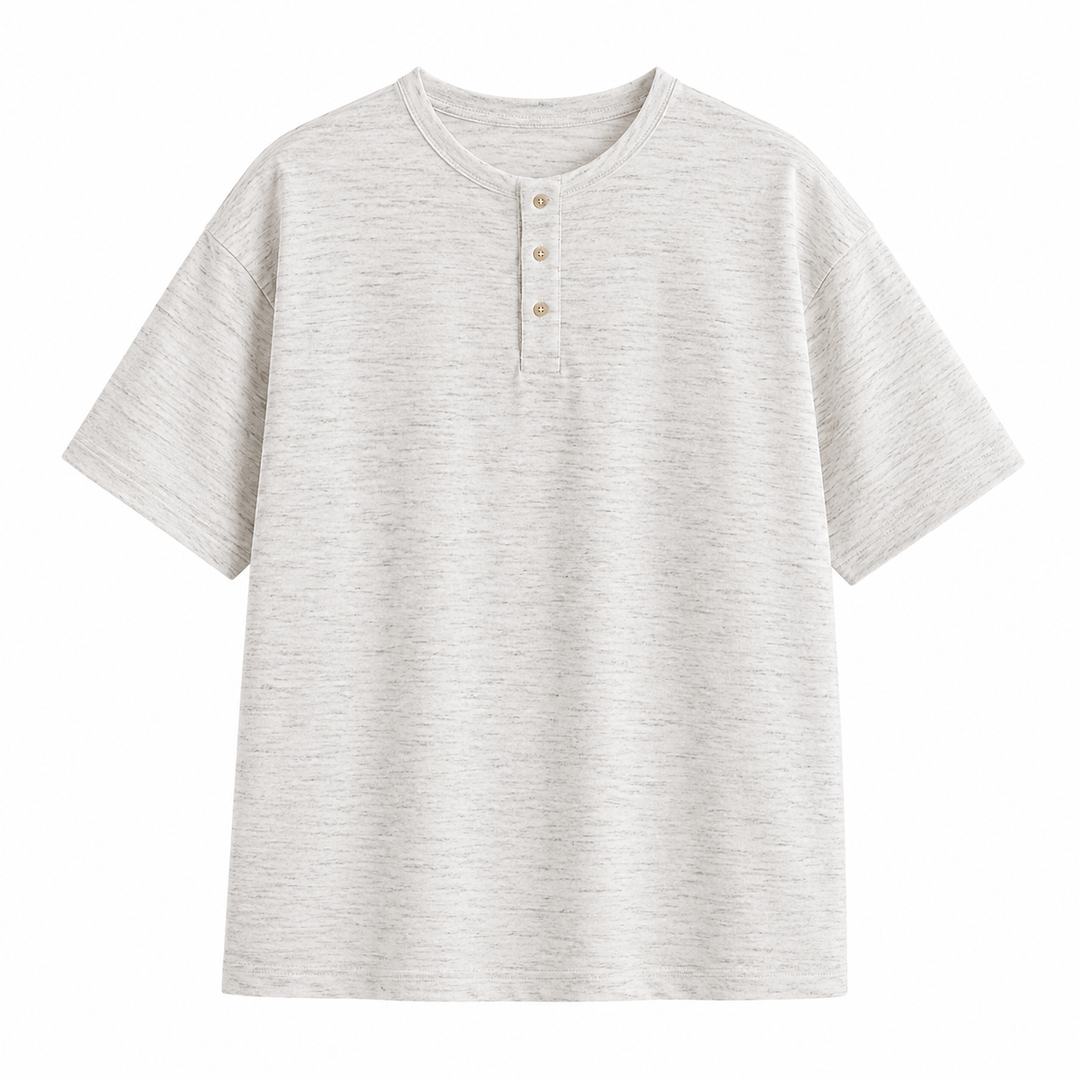 Mann iført en moderne kortermet Henley t-skjorte for herre, med unikt lag-på-lag design for hverdagskomfort.