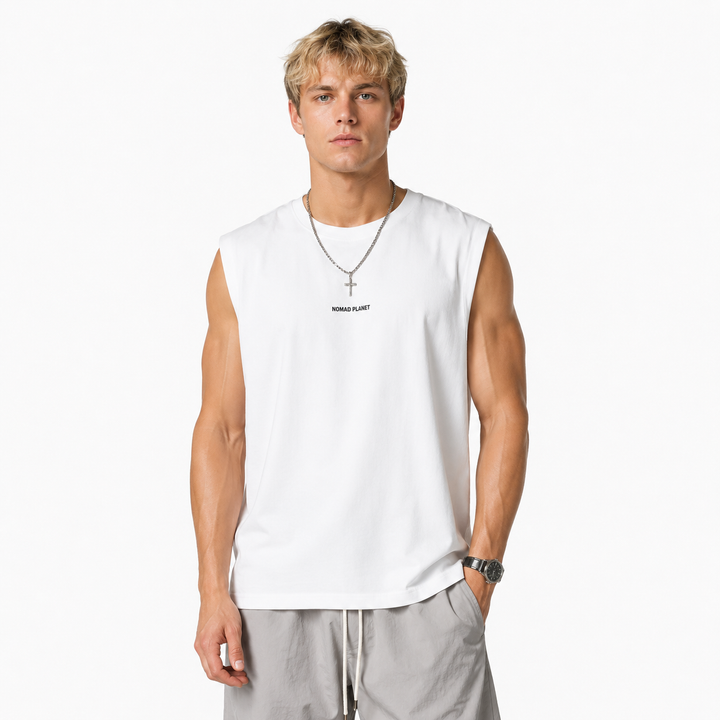Ermeløs herre tanktopp med palmetrykk. Pustende stoff, perfekt for sommer, fritid og trening. Tilgjengelig i hvit/grå.
