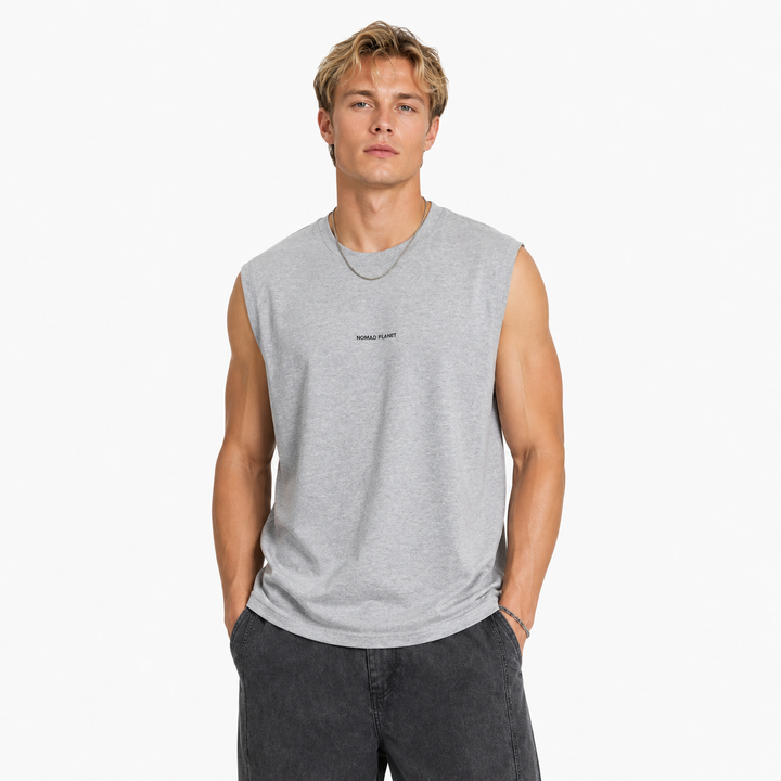 Hvit tanktopp for herre med sommerlig palmetrykk. Komfortabel og ermeløs topp for fritid, trening og casual bruk.