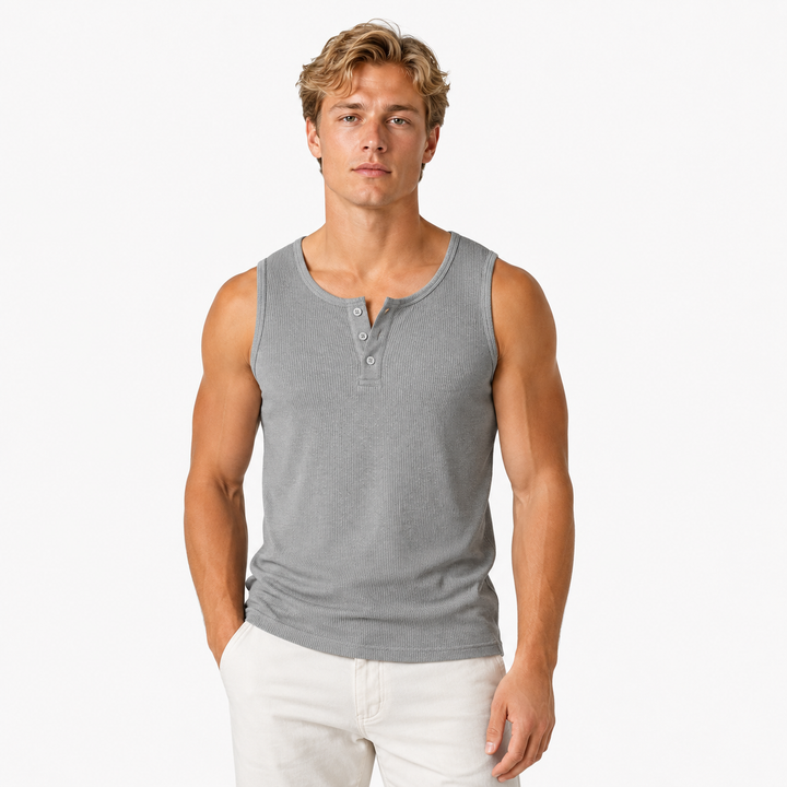 Mann iført svart ermeløs Henley tank topp. Komfortabel og casual sommerklær for herre.