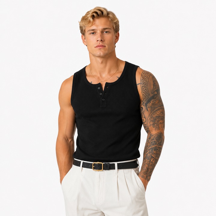 Nærbilde av grå herre Henley tank topp. Viser knappestolpen og den ermeløse designen for maskulin stil.