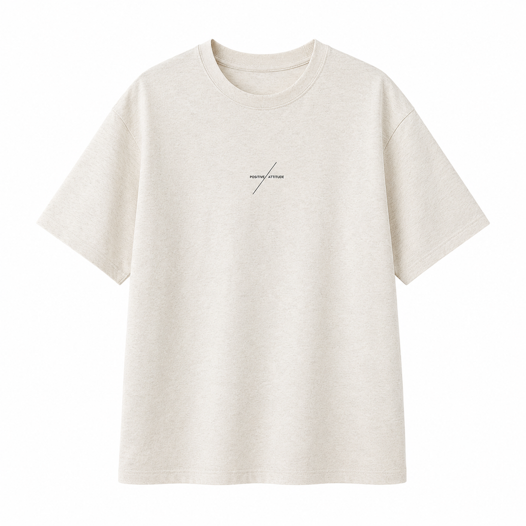 Stilig herre t-skjorte med kortermet design og unikt bokstavtrykk. Ideell for fritid og moderne streetwear-look.
