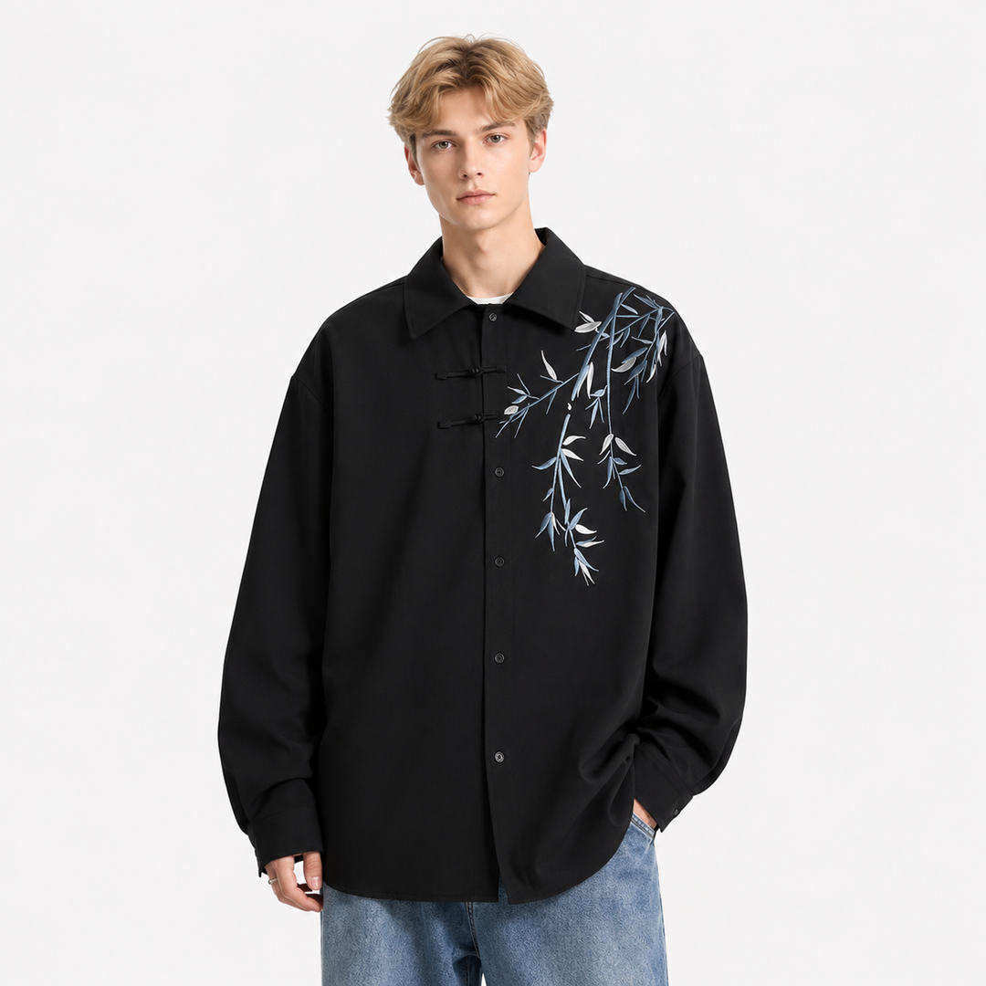 Moderne herreskjorte, oversized og kortermet. Broderte blomsterdetaljer gir en trendy casual look.