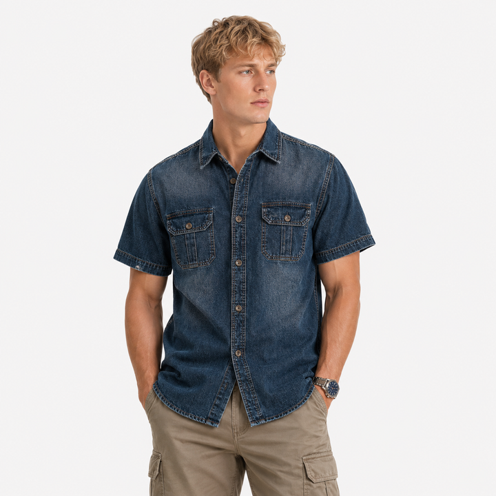 Blå kortermet denimskjorte for herrer med klassisk krage. Perfekt som casual sommerskjorte i bomullsblanding.