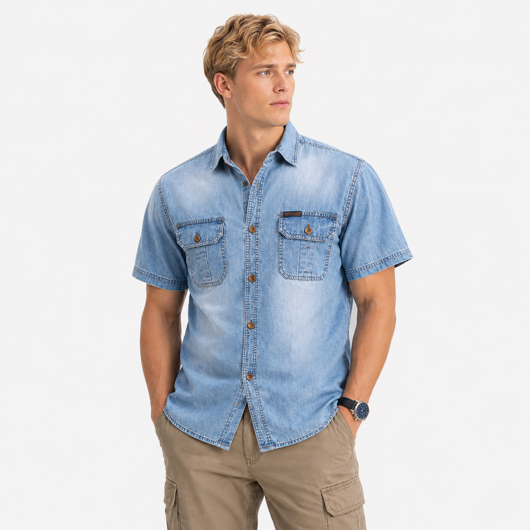 Stilren kortermet herreskjorte i blå denim. Klassisk og komfortabel bomullsblanding, ideell for sommer.