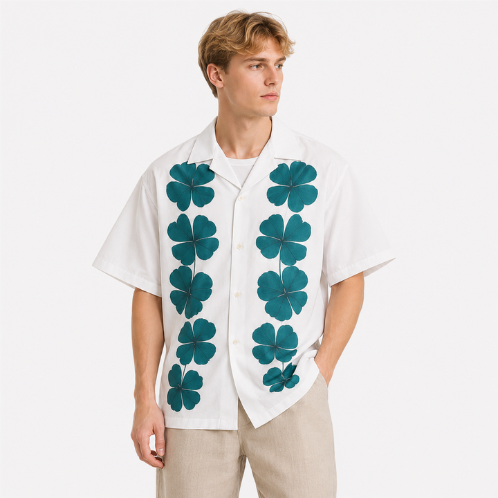 Beige kortermet hawaiiskjorte for herre i lyocell med retro print. Ideell for sommer, ferie og fritid.