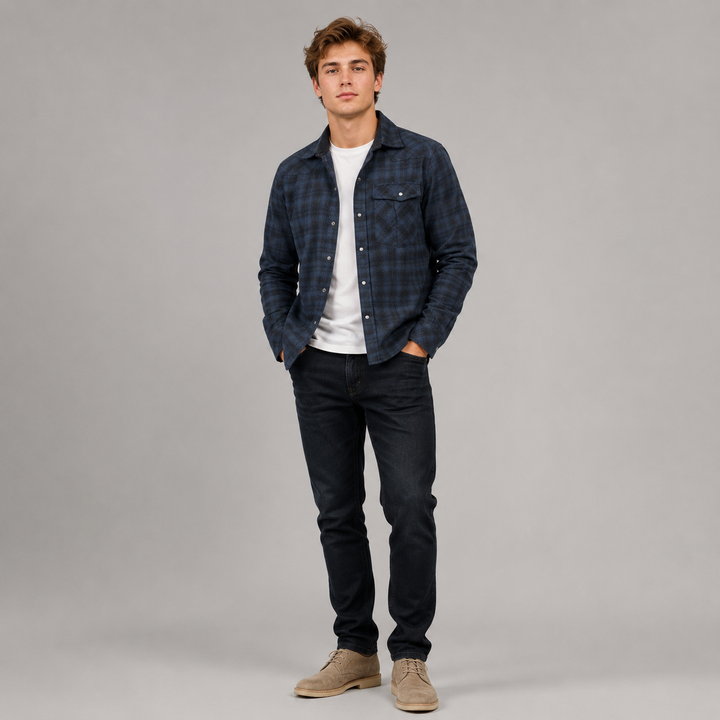 Stilren rutete skjorte for menn, en essensiell del av casual garderoben.