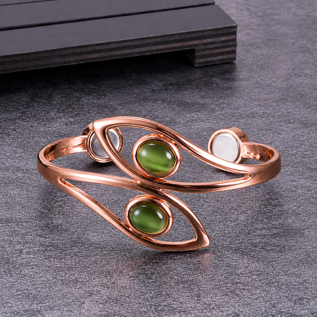 Magnetarmbånd for kvinner med skinnende grønn opal. Elegant kobberarmbånd med åpen mansjett, perfekt tilbehør.