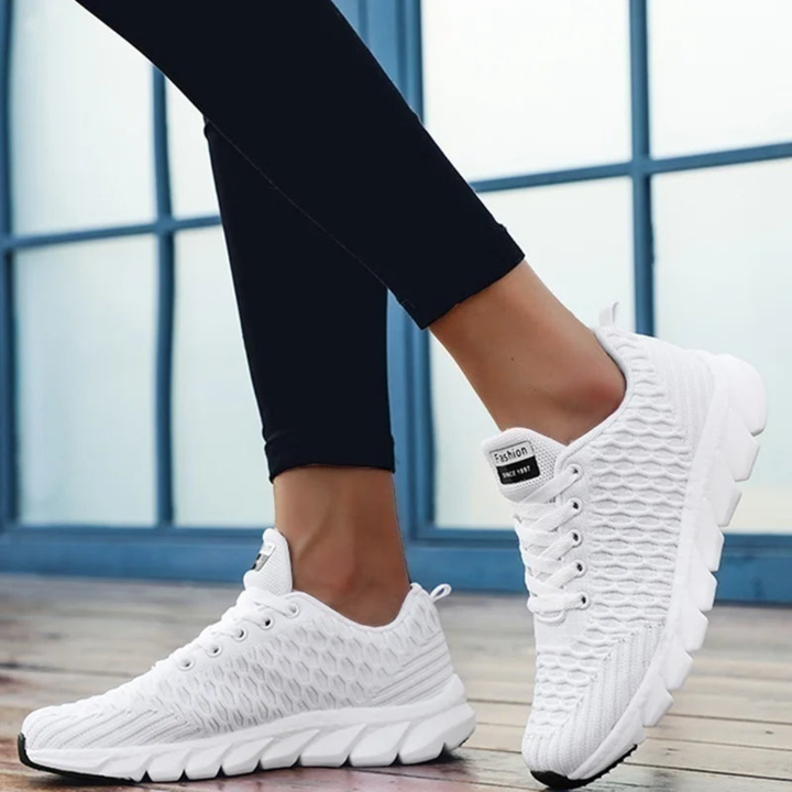 Moderne unisex fritidsjoggesko i rosa, svart og hvitt for hverdagskomfort og stil. Ideelle sneakers for dame/herre.