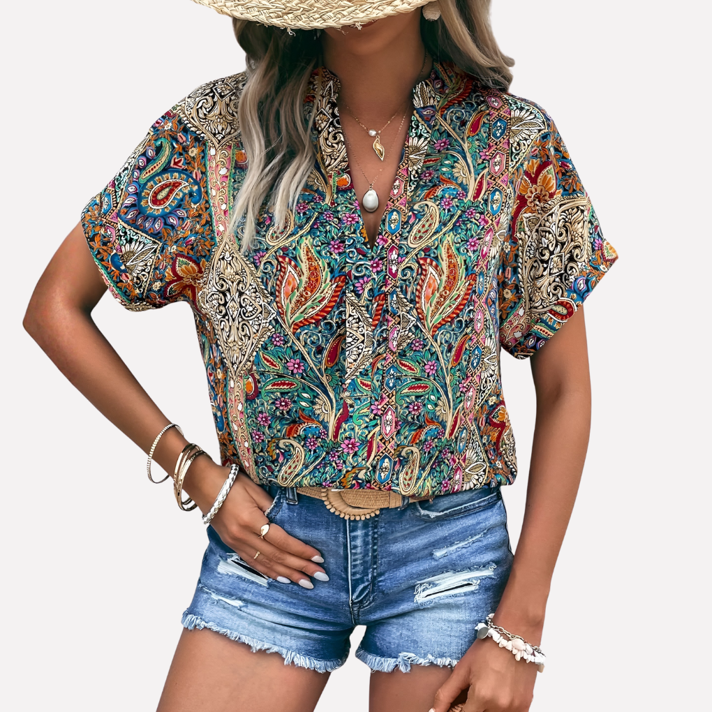 Mønstret sommerbluse for kvinner med løs passform, v-hals og paisley print. Perfekt for vår/sommer.