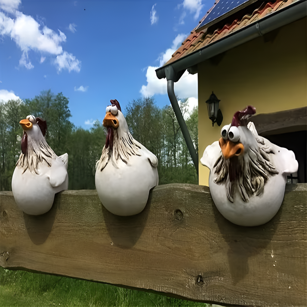 Lekent hane gjerde ornament i metall for hage. Dekorativ hagedekor på gjerde eller mur.